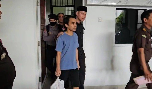 Aulia Rakhman saat digiring menuju mobil tahanan di Kejaksaan Negeri Bandar Lampung. | Foto : Dok. Kejari Bandar Lampung