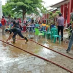 Foto : Tim gabungan melaksanakan pembersihan saluran air, (25/2). (BPBD Kabupaten Lampung Selatan)