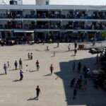 Warga Palestina berlindung yang disediakan oleh PBB di sebuah sekolah di Gaza (ilustrasi). Sekolah di Gaza membutuhkan rekonstruksi besar-besaran