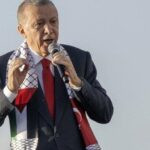 Presiden Turki Recep Tayyip Erdogan mengenakan syal dengan bendera Turki dan Palestina saat ia berpidato di rapat umum yang diselenggarakan oleh partai AKP dalam solidaritas dengan rakyat Palestina di Gaza, di Istanbul pada 28 Oktober 2023. - Presiden Turki Recep Tayyip Erdogan meminta Israel untuk segera mengakui negara Palestina merdeka dan menghentikan perangnya di Gaza.