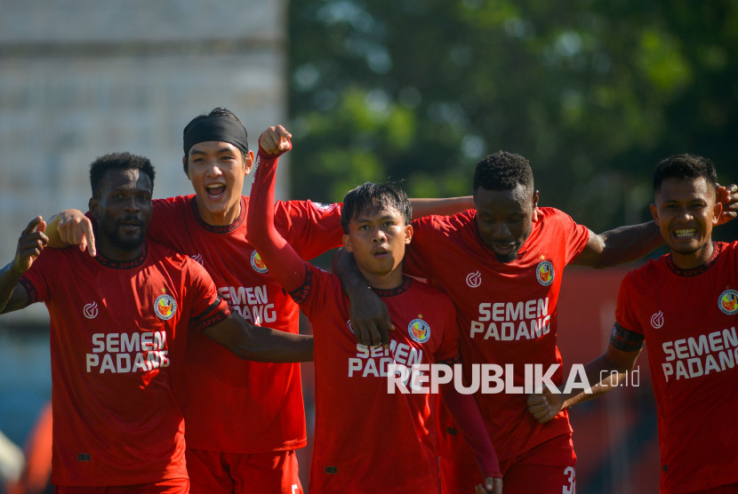 Pesepak bola Semen Padang FC Firman Juliansyah (tengah) berselebrasi bersama rekan-rekannya setelah membobol gawang Arema FC (kiri) pada laga penutup putaran pertama BRI Liga 1 di Stadion H Agus Salim Padang, Sumatera Barat, Jumat (27/12/2024). Semen Padang FC dikalahkan Arema FC dengan skor 1-2.