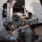 Tentara Israel mengambil bagian dalam operasi darat di lingkungan Shujaiya Kota Gaza, Jumat, 8 Desember 2023.