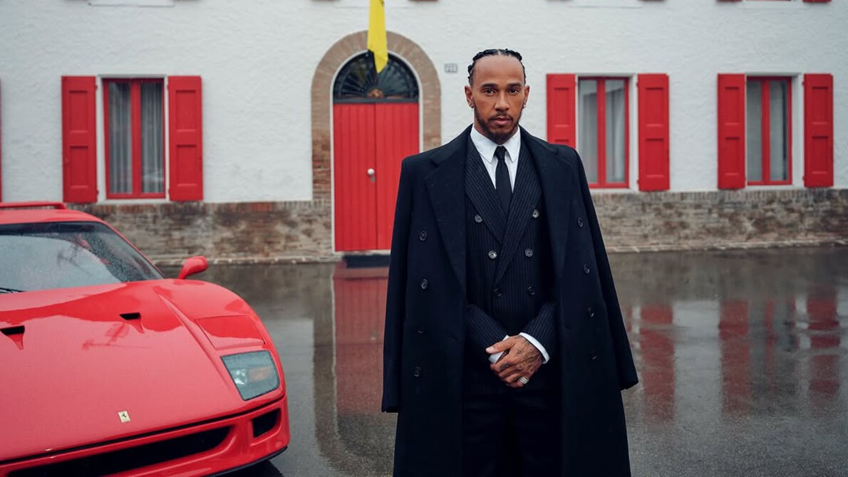 Hari Pertama Kerja Sebagai Pembalap Ferarri, Lewis Hamilton Pamer Foto dengan F40