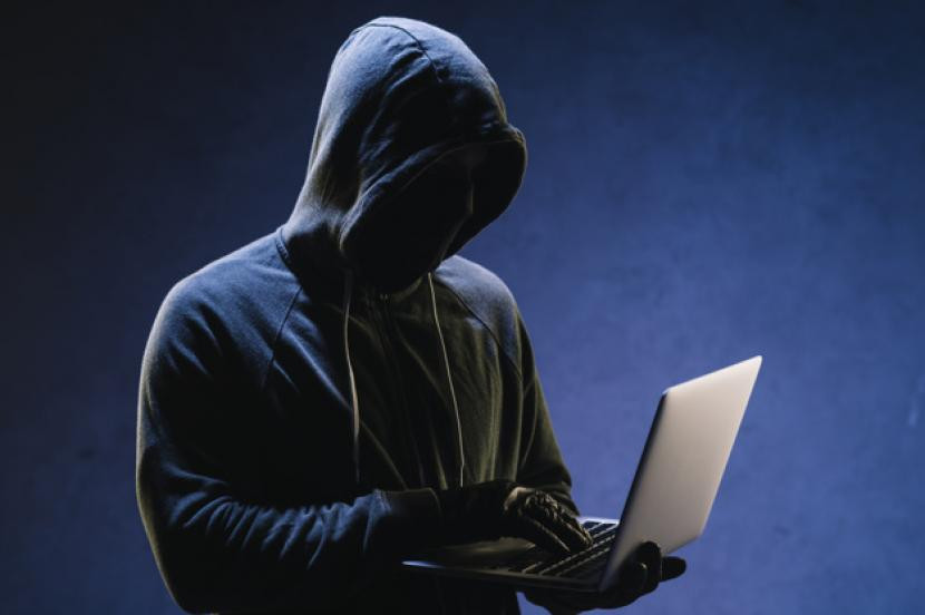 Peretas (ilustrasi). Casio mengonfirmasi bahwa data pribadi dari hampir 8.500 orang dicuri dalam serangan ransomware pada Oktober 2024.