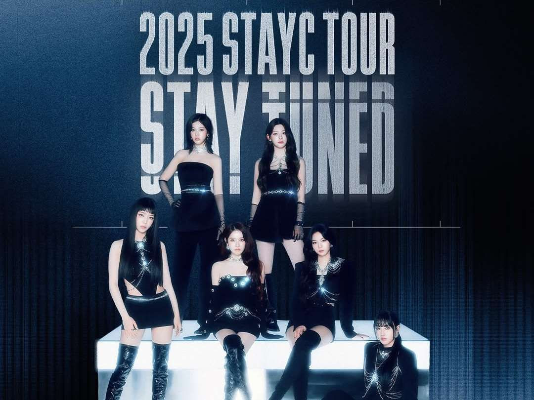 Poster 2025 STAYC TOUR [STAY TUNED] yang akan digelar di Istora Senayan pada bulan Juni mendatang (Foto: Tangkap layar Instagram @dyandraglobal)