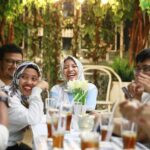 Ilustrasi kumpul kerabat saat lebaran. pujislab/Shutterstock