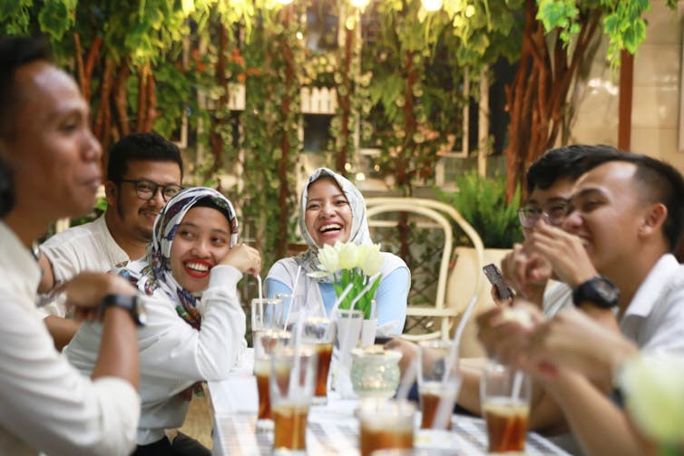 Ilustrasi kumpul kerabat saat lebaran. pujislab/Shutterstock