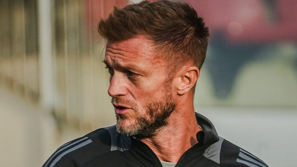 Scott Wiseman, Pelatih yang Menangani 2 Tim Nasional di Waktu yang Sama