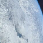 Lihat Apa yang Ditemukan Saat Terbang Melewati Kutub Utara dan Selatan dari Orbit