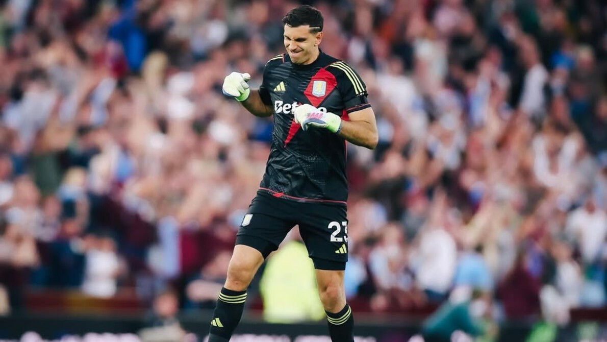 Manchester United Punya Saingan untuk Datangkan Emiliano Martinez