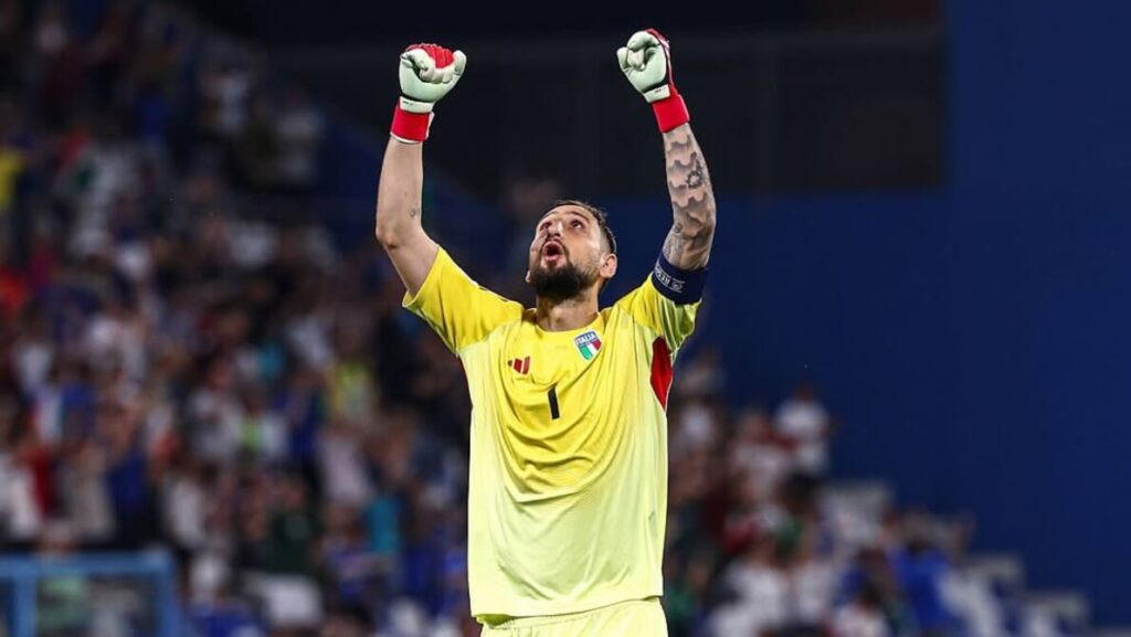 Haruskah Manchester United Merekrut Gianluigi Donnarumma atau Emiliano Martinez?