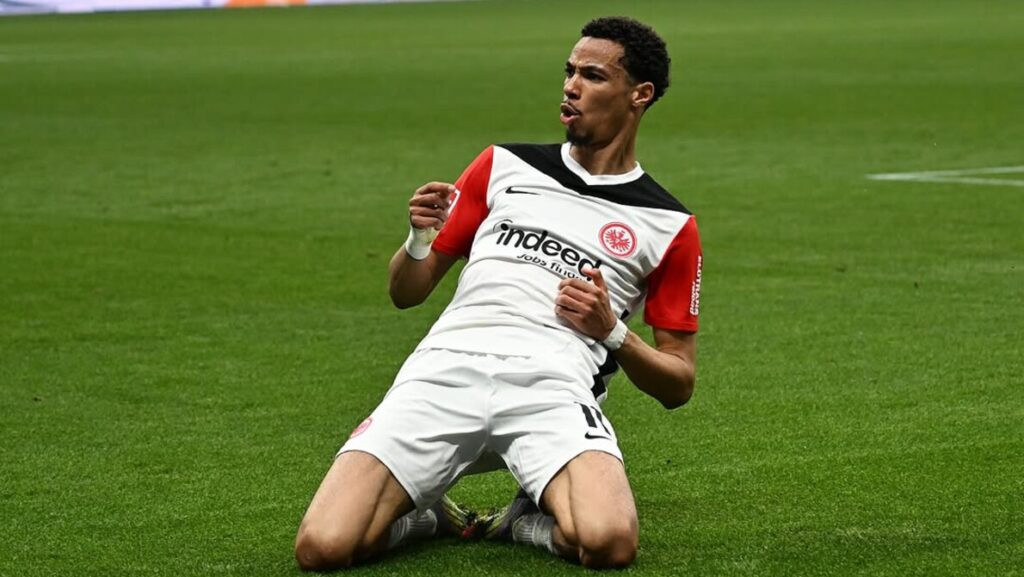 Alasan Arsenal dan Liverpool Harus Kejar Hugo Ekitike Ketimbang Alexander Isak