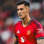 Benjamin Sesko Dikritik karena Mengendarai Mobil Tua dan Membuang-buang Bensin ke Tempat Latihan Manchester United