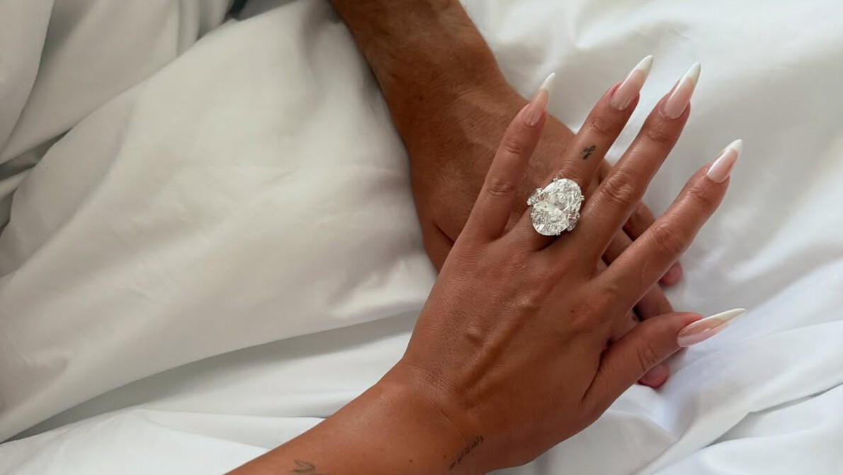 Terungkap, Harga Cincin Berlian 'Raksasa' Pertunangan Cristiano Ronaldo dan Georgina Rodriguez 1 Terungkap, Harga Cincin Berlian 'Raksasa' Pertunangan Cristiano Ronaldo dan Georgina Rodriguez