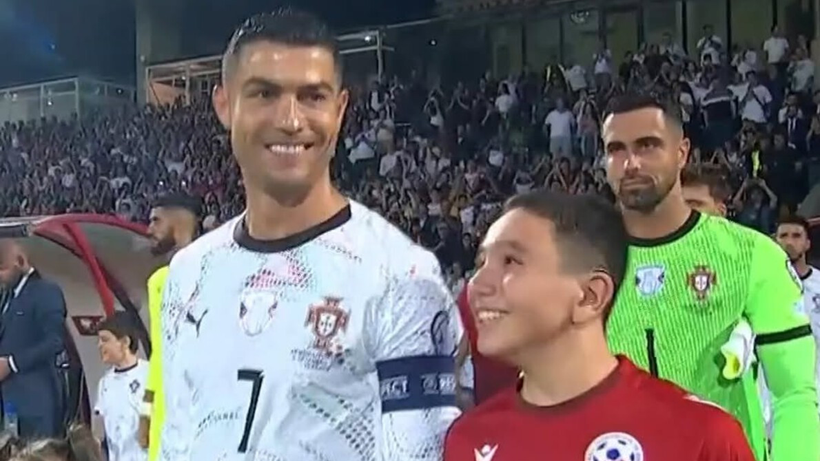 Cristiano Ronaldo Bagikan Momen Haru dengan Bocah Maskot Lapangan