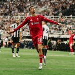 Kendarai Mobil Mercedes G Wagon Sambil Ngonten Pakai HP, Penyerang Liverpool Diburu Polisi