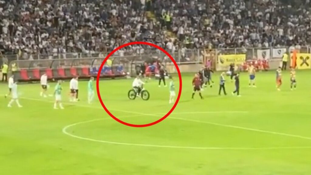 Mantan Pelatih Manchester United Ralf Rangnick Masuk ke Lapangan Naik Sepeda Listrik, Suporter Bingung