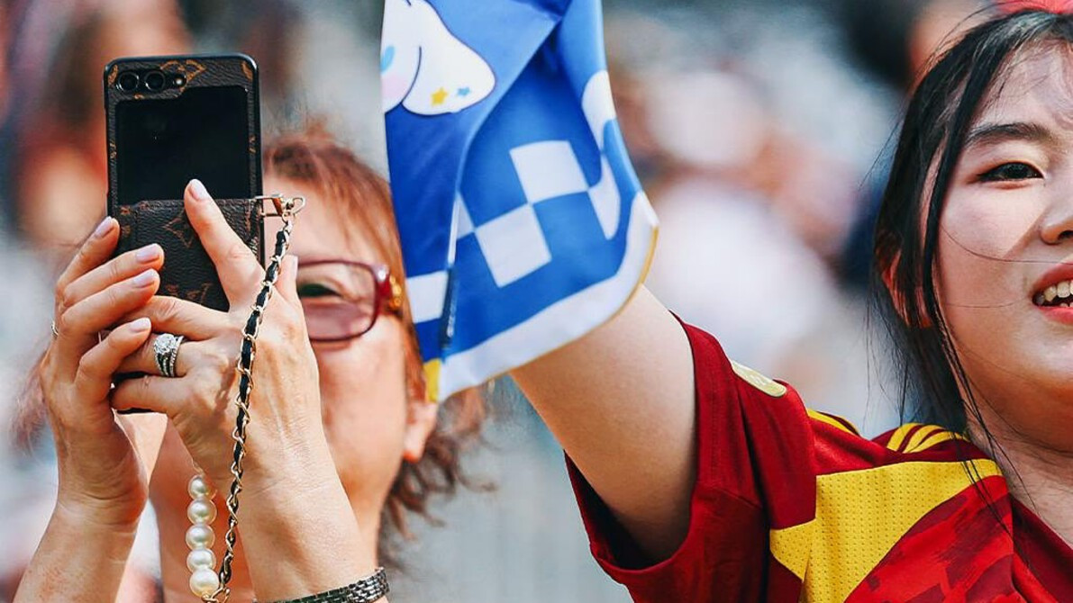 Smartphone di Tribune, Kenyamanan atau Hilangnya Gairah saat Menonton Pertandingan Sepak Bola? 1 Smartphone di Tribune, Kenyamanan atau Hilangnya Gairah saat Menonton Pertandingan Sepak Bola?