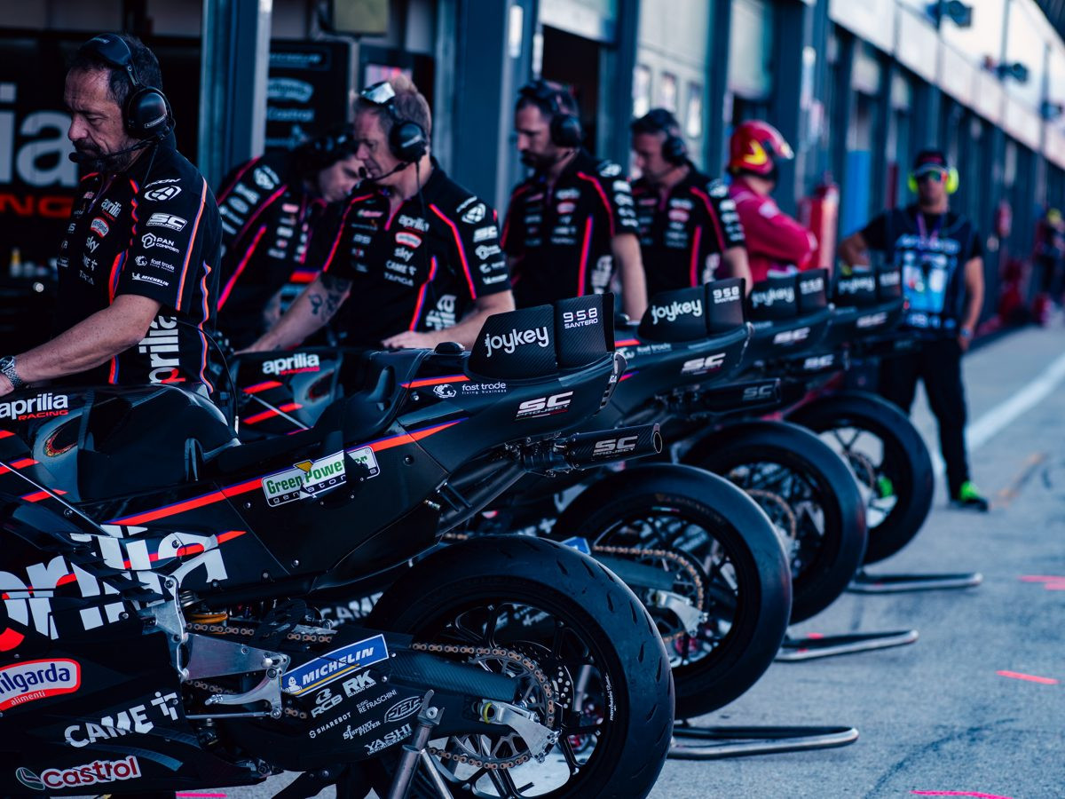 Aprilia Racing dan SC-Project Perpanjang Kemitraan: Dorong Inovasi “Made in Italy” di MotoGP 2026