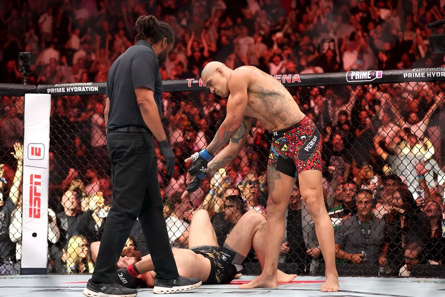 Alex Pereira dan 80 Detik yang Membungkam Dunia MMA
