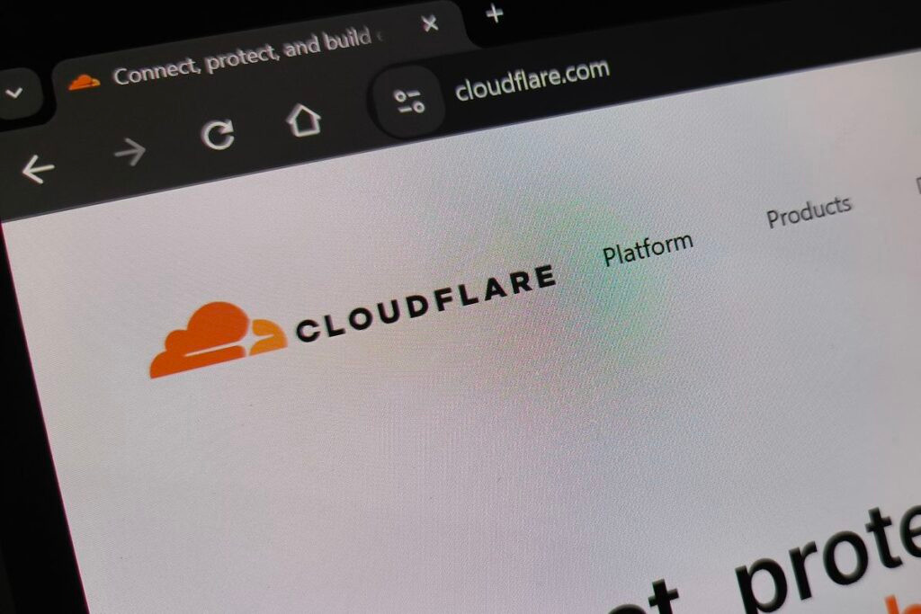 Ilustrasi laman Cloudflare.