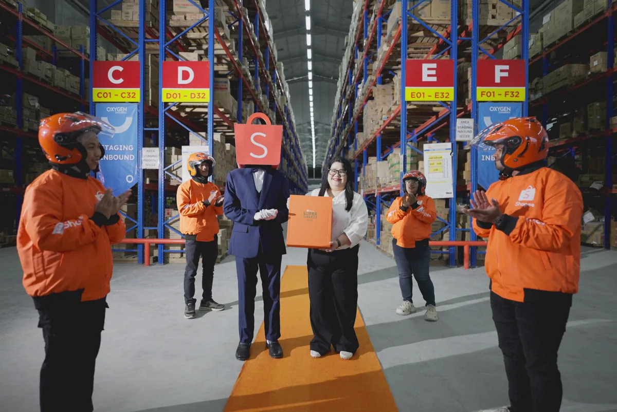 Gebrakan Baru Shopee Super Awards 2025: Mr. Shopee Antar Plakat Langsung ke Rumah Pemenang