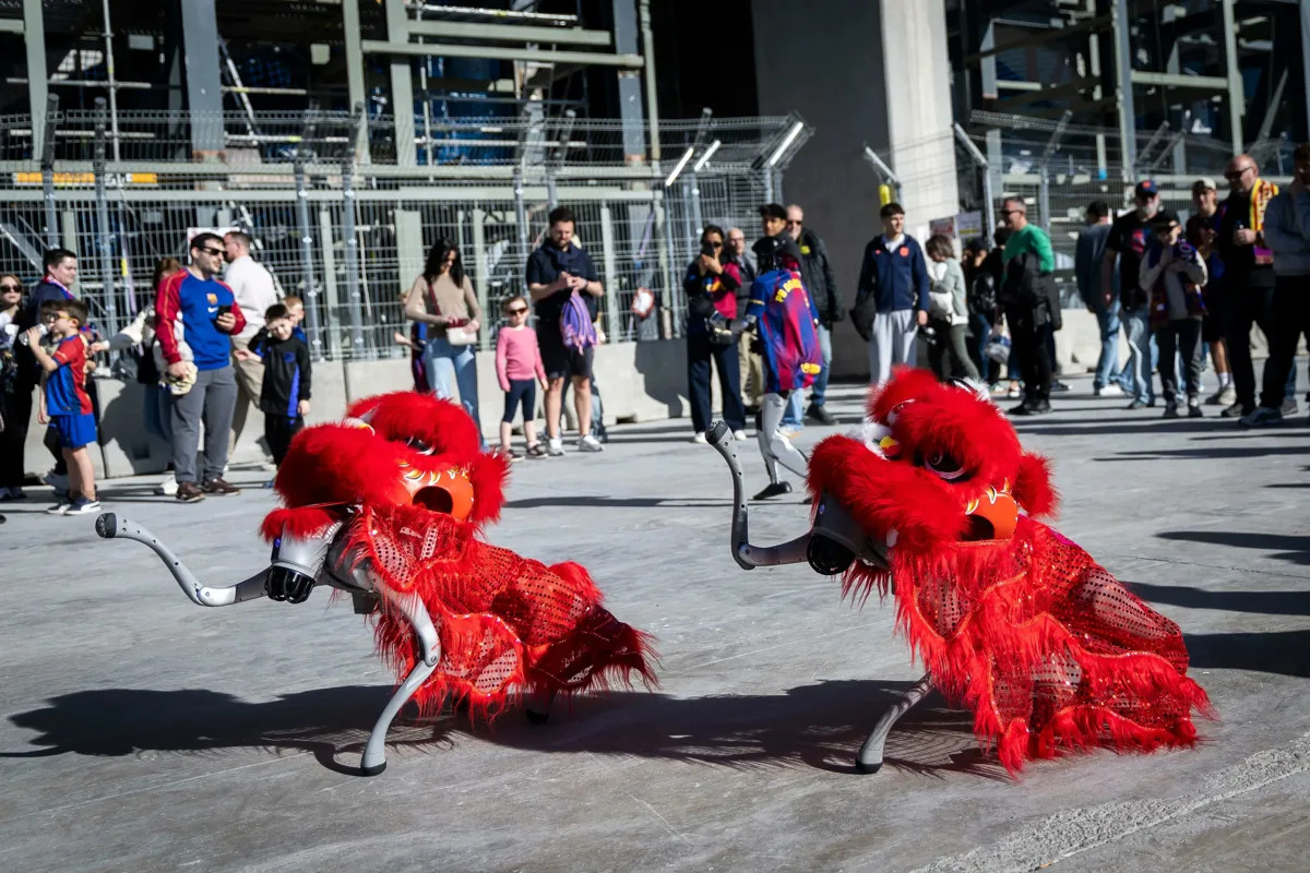 Robot Tiongkok Membuat Sensasi dengan Pertunjukan Barongsai di Depan Camp Nou