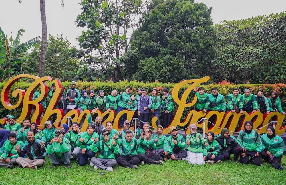 Rayakan Ramadan, Ribuan Mitra Grab di 40 Kota Bagikan Takjil Serentak