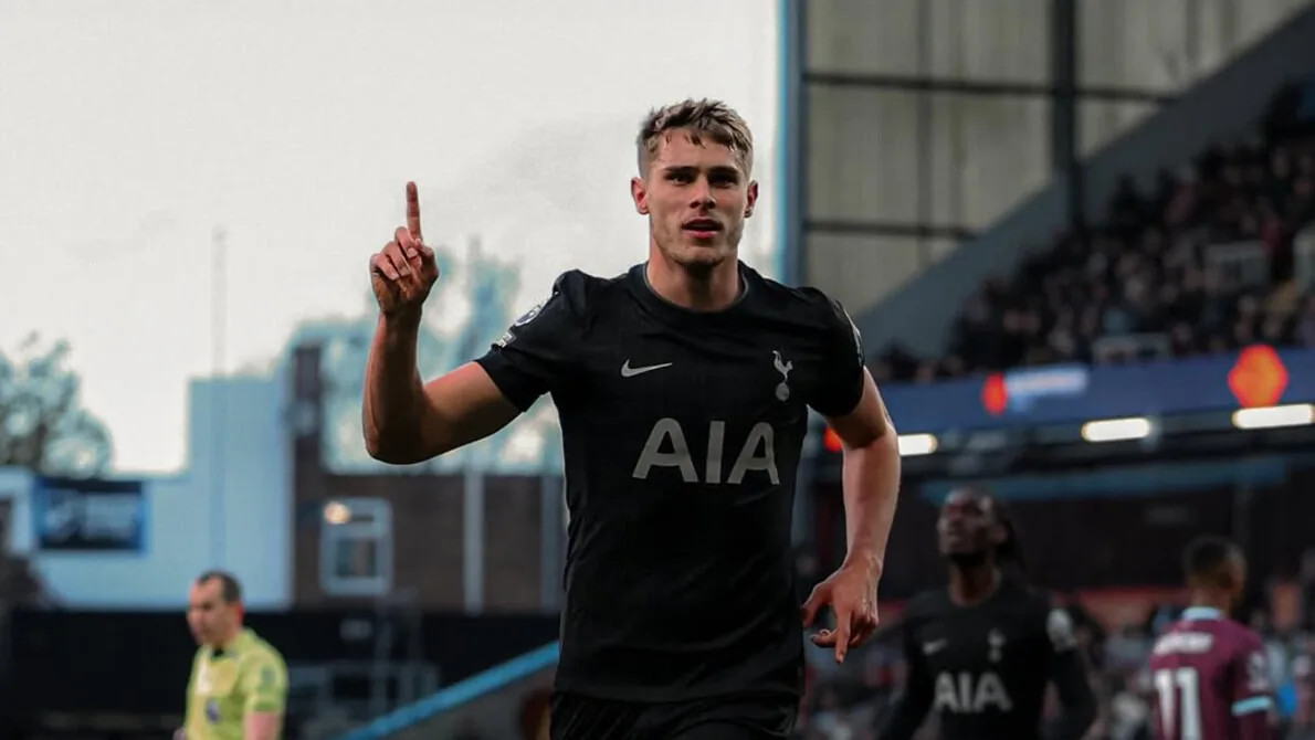 Alasan Barcelona Ingin Mendatangkan Micky van de Ven ke Camp Nou