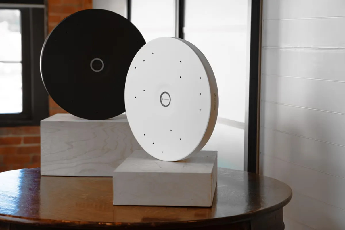 Pleneo dan Sennheiser Perkenalkan Room Kit AI untuk Ruang Rapat Modern