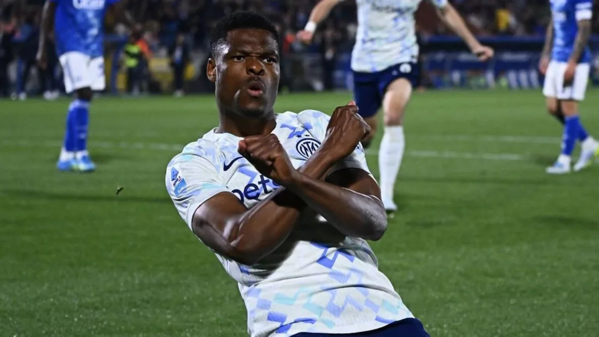 Liverpool Belum Menyerah Kejar Denzel Dumfries