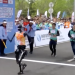 Robot Humanoid Kalahkan Pelari Manusia di Beijing Half Marathon 2026