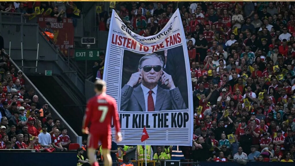 Para Penggemar Liverpool Melakukan Protes Terhadap Pemilik Klub