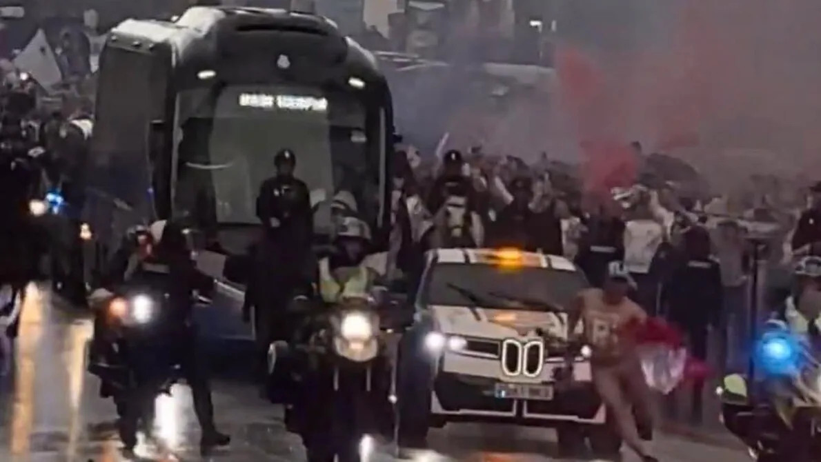 Sebelum Kalah dari Bayern Munchen, Perjalanan Real Madrid ke Stadion Diganggu Seorang Pria Telanjang 1 Sebelum Kalah dari Bayern Munchen, Perjalanan Real Madrid ke Stadion Diganggu Seorang Pria Telanjang