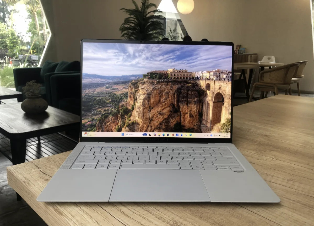 ASUS Rilis ExpertBook Ultra, Bobot Super Ringan dan Performa AI Kelas Workstation