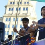 Aksi Berani Bintang Barcelona Lamine Yamal Kibarkan Bendera Palestina di Parade Juara LaLiga