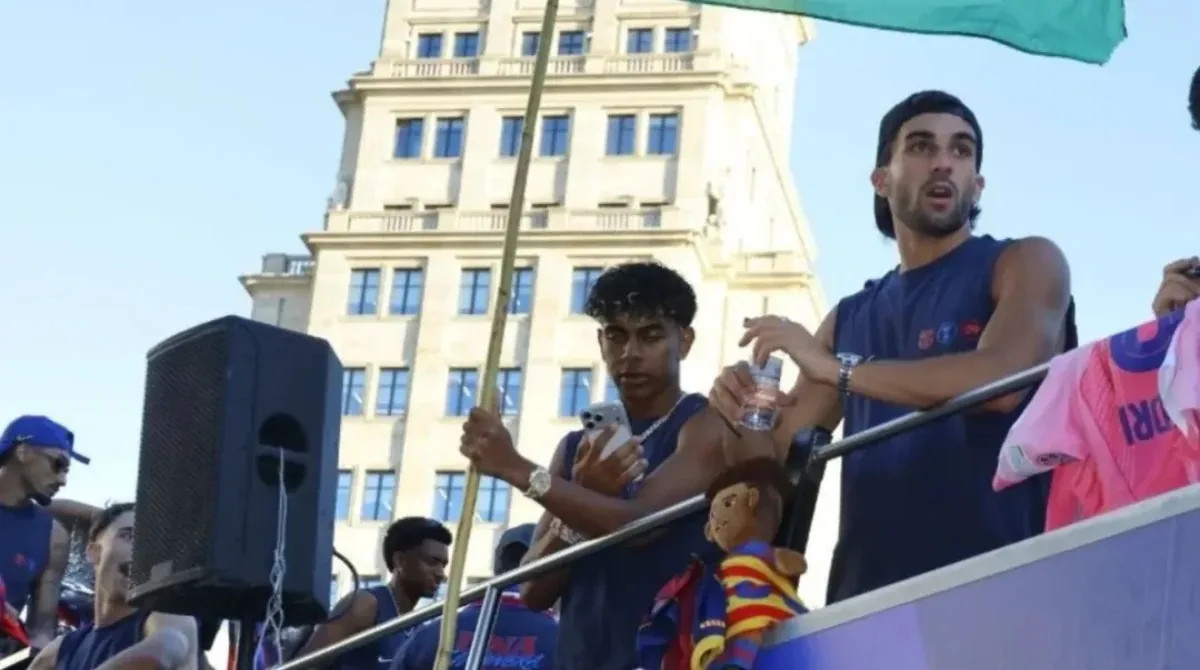 Aksi Berani Bintang Barcelona Lamine Yamal Kibarkan Bendera Palestina di Parade Juara LaLiga