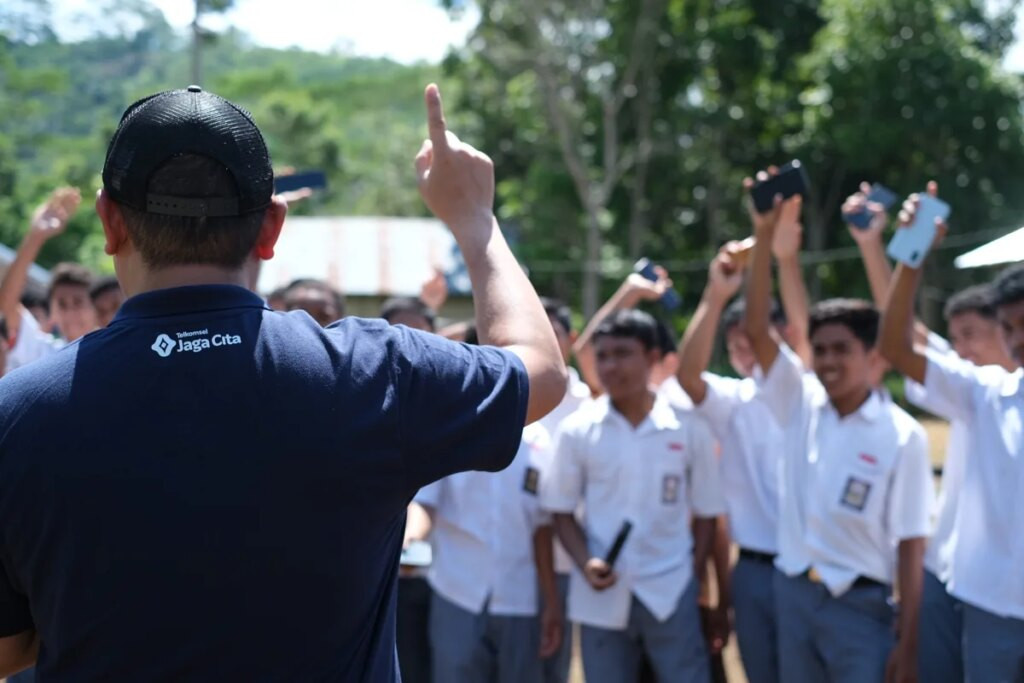 Telkomsel Hadirkan Ekosistem Belajar Digital untuk 7 Sekolah di Flores