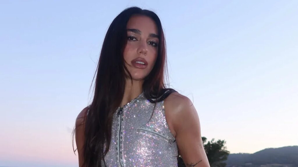 Aksi Headstand Dua Lipa Pakai Bikini di Atas Papan Dayung Viral Lagi, Netizen: 'Summer Goals' Banget!