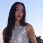 Aksi Headstand Dua Lipa Pakai Bikini di Atas Papan Dayung Viral Lagi, Netizen: 'Summer Goals' Banget!