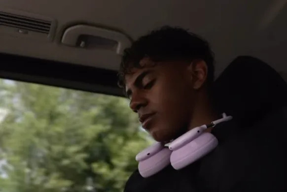 Pakai Headphone Pink Misterius, Lamine Yamal Sengaja Bocorkan Produk Rahasia Terbaru dari Beats?