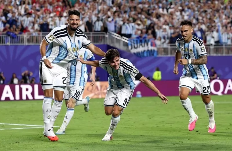 Julian Alvarez dan Lautaro Martinez Antar Albiceleste Singkirkan 10 Pemain Swiss