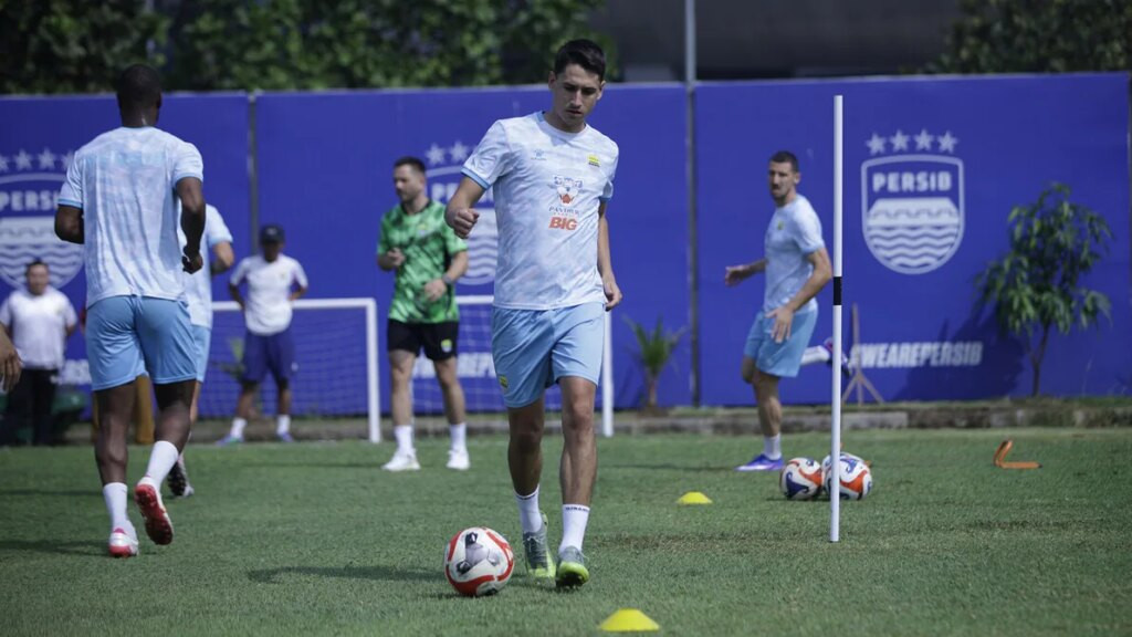 Luka Menalo Ungkap Alasan Merasa 'Sempurna' di Persib Bandung