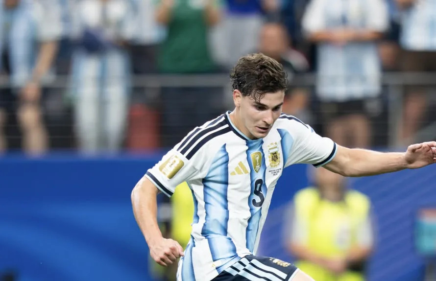 Manchester United Dekati Julian Alvarez, AC Milan Bidik Nicolas Jackson