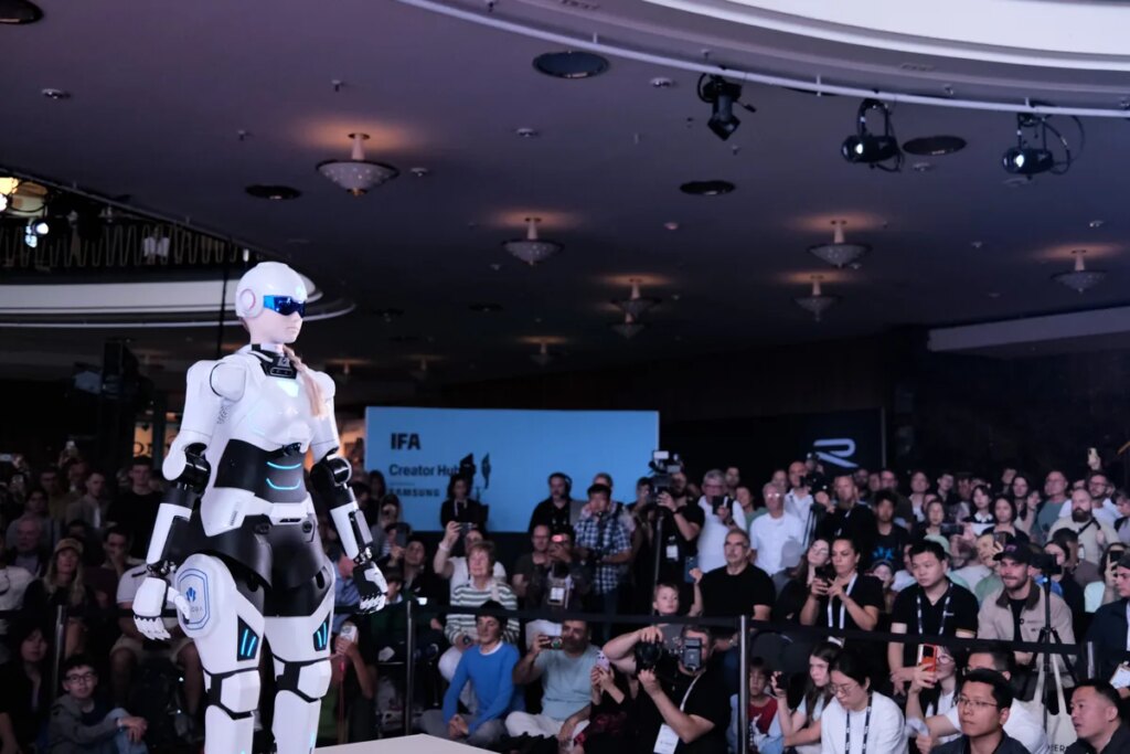 AiMOGA Robotics Pamer Intelligent Security Robot dan Robotic Nurse di IFA 2026