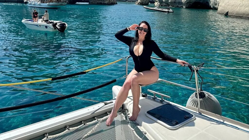 Aksi Aneh Bintang Porno Angela White di Etihad: Langgar Aturan VIP, 'Senggol' Haaland, Hingga Menggoda Maskot Man City!