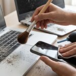Cara Membersihkan HP dan Laptop yang Terkena Abu Vulkanik