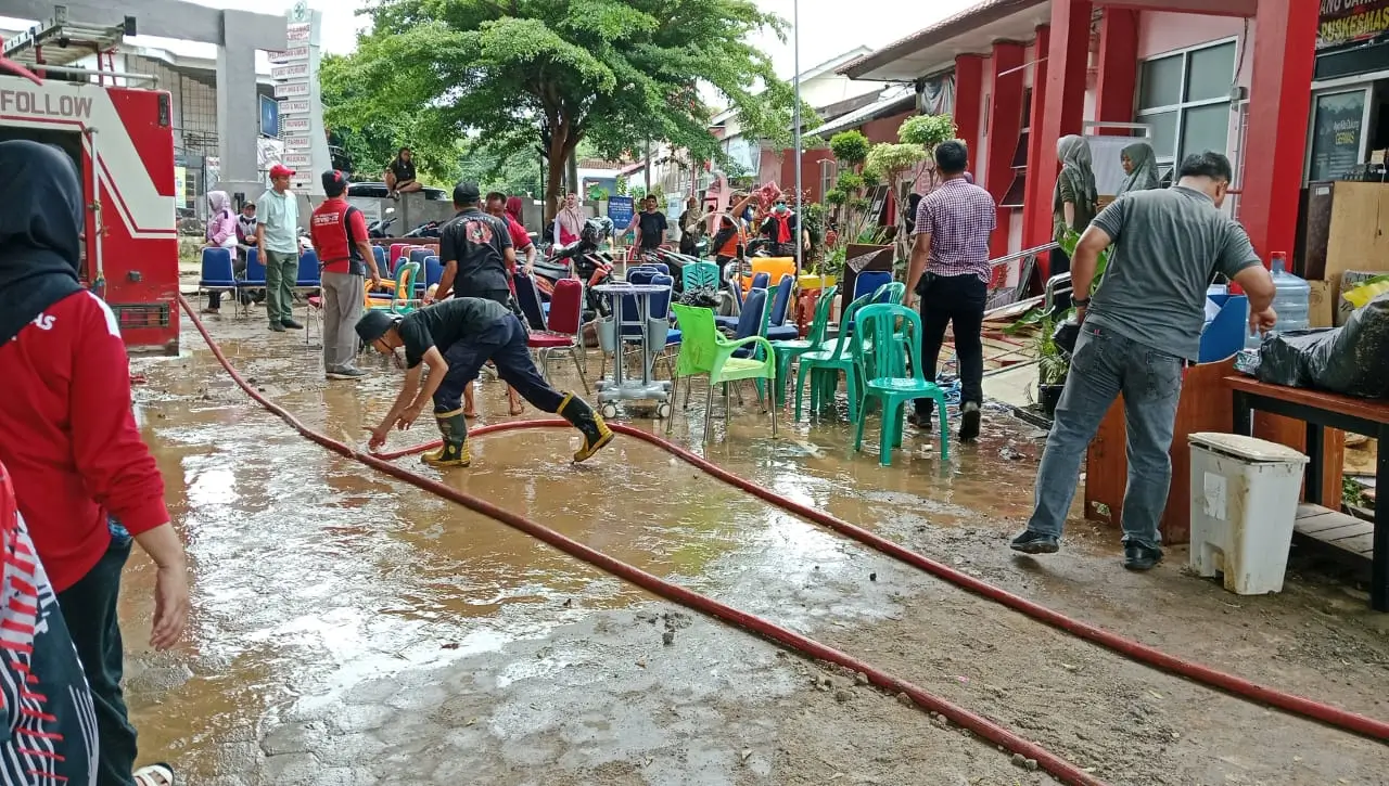 Foto : Tim gabungan melaksanakan pembersihan saluran air, (25/2). (BPBD Kabupaten Lampung Selatan)