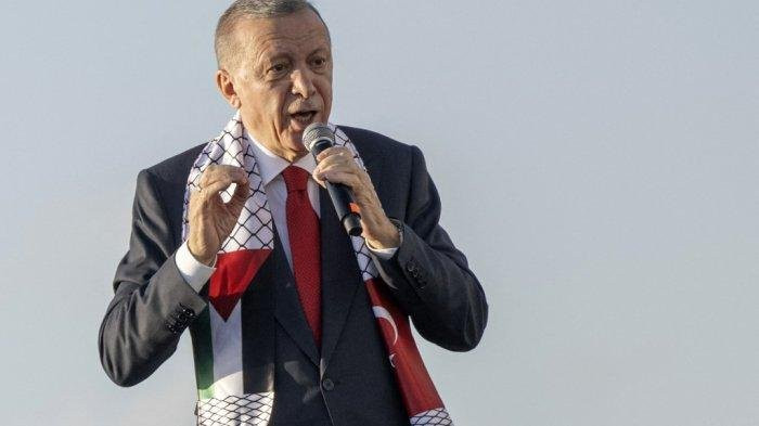 Presiden Turki Recep Tayyip Erdogan mengenakan syal dengan bendera Turki dan Palestina saat ia berpidato di rapat umum yang diselenggarakan oleh partai AKP dalam solidaritas dengan rakyat Palestina di Gaza, di Istanbul pada 28 Oktober 2023. - Presiden Turki Recep Tayyip Erdogan meminta Israel untuk segera mengakui negara Palestina merdeka dan menghentikan perangnya di Gaza.