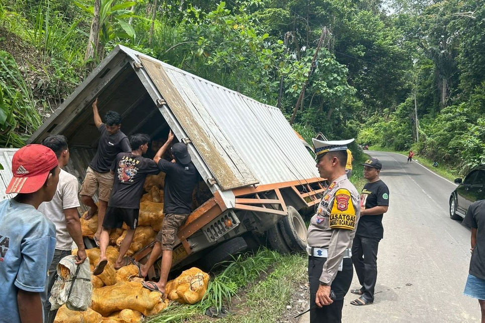 Truk box yang menabrak 3 kendaraan karena tak kuat menanjak di Pesawaran, Kamis (25/12/2024).(Dok. Humas Polda Lampung)